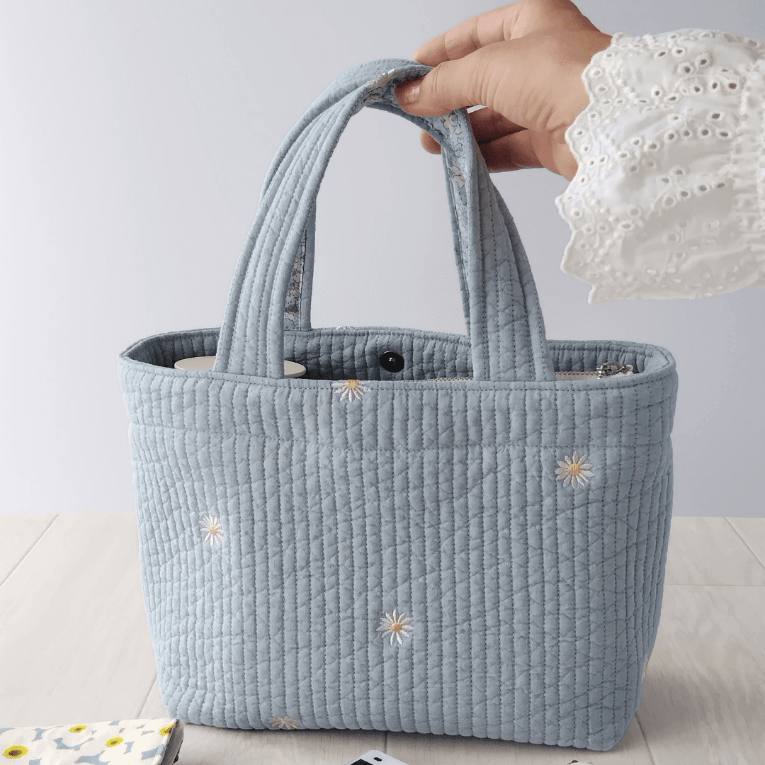 夏カラープチトートバッグ　ライトブルーマーガレット刺繍入りヌビ　ちょこっとトートバッグ　洗えるから安心　ご近所バッグ