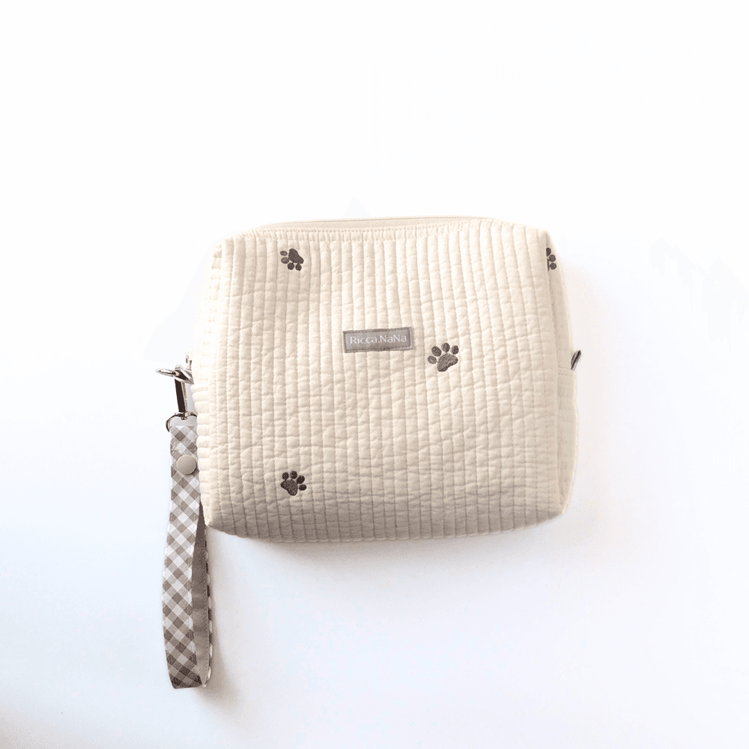 たっぷり入るオムツポーチ 肉球刺繍ヌビキルト 旅行用に 洗えるポーチ 出産祝い プレゼント1枚目の画像