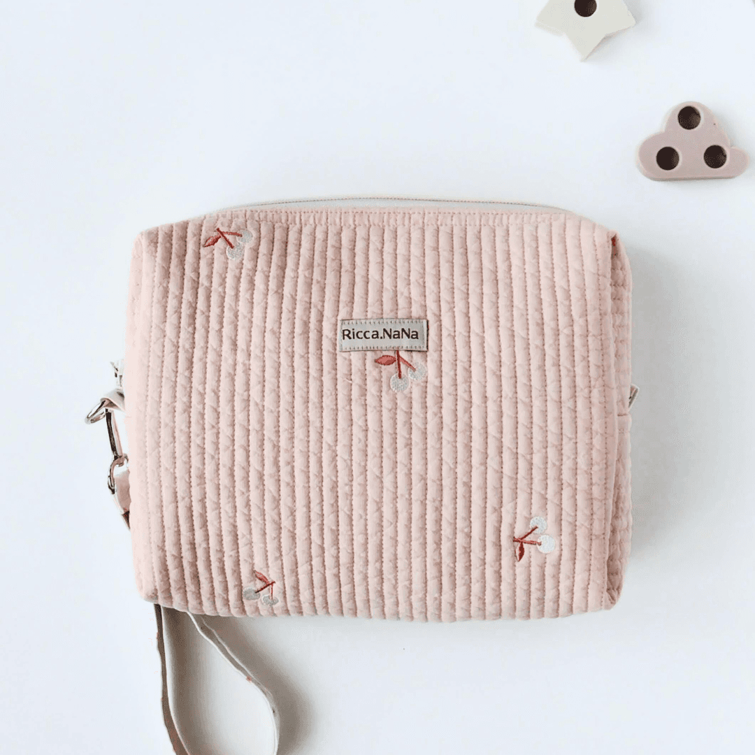 たっぷり入るオムツポーチ さくらんぼ刺繍ヌビキルト 着がえ入れに 洗えるポーチ 出産祝い プレゼント1枚目の画像